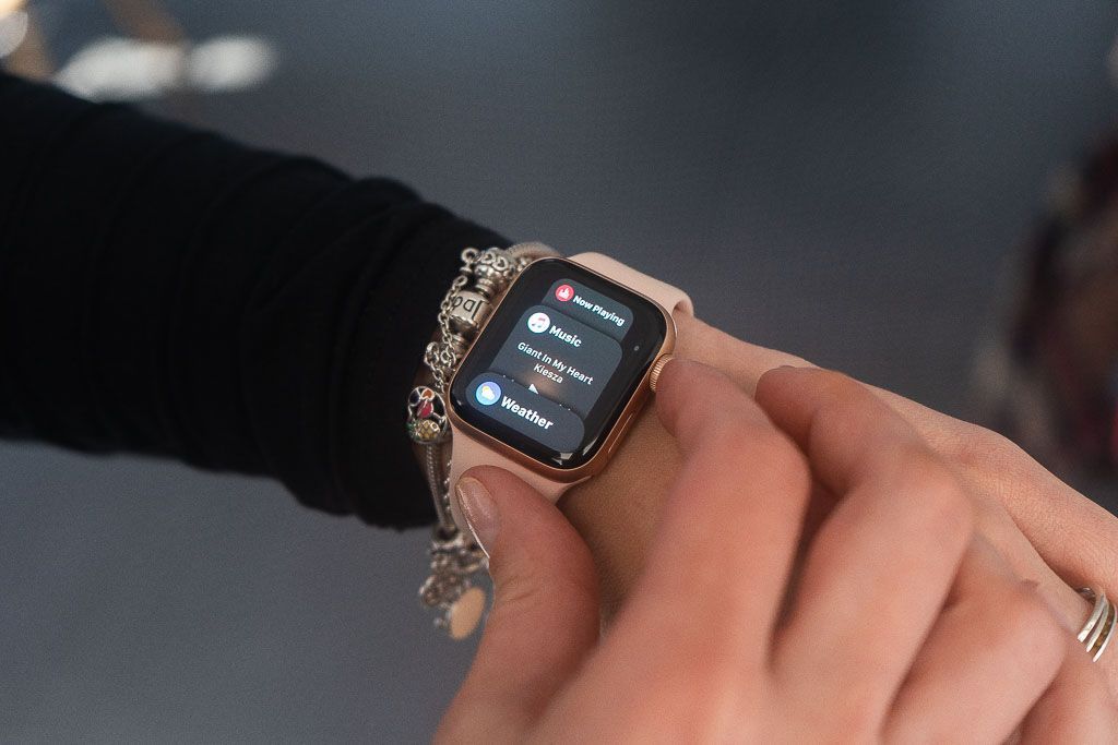 Фото часов Apple Watch Series 4 на руке