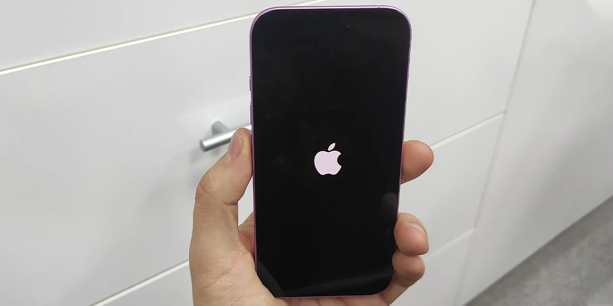 iPhone 16 во время принудительной перезагрузки